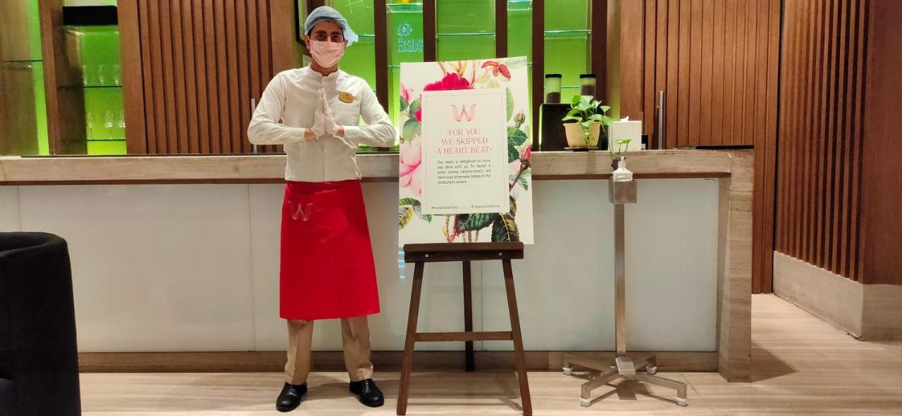 班加罗尔欢迎酒店 外观 照片 A hotel staff wearing a face mask in Thailand