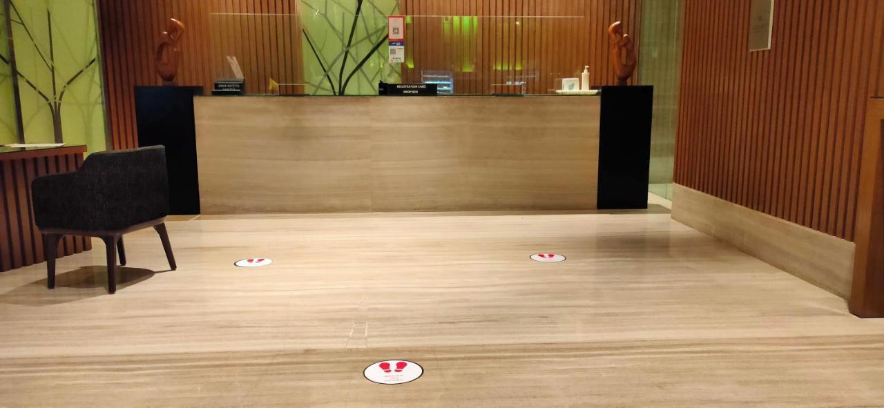 班加罗尔欢迎酒店 外观 照片 Floor stickers in a hotel lobby