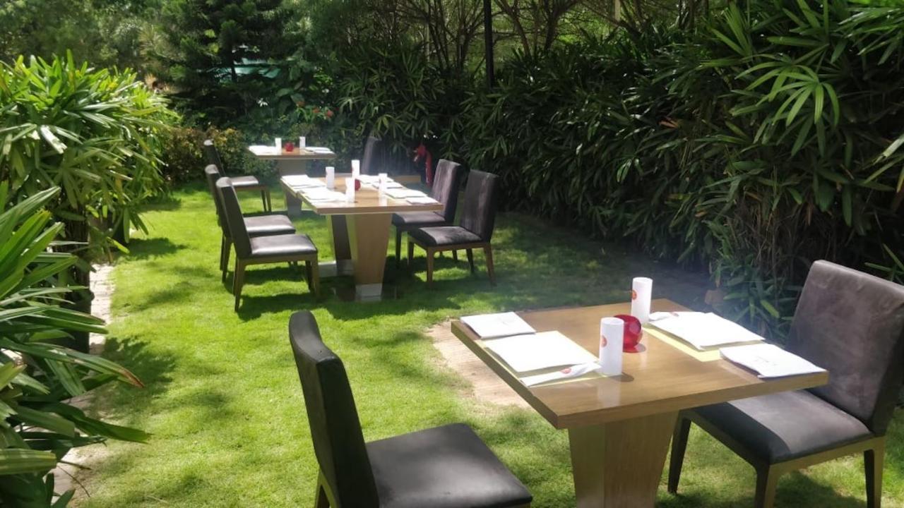 班加罗尔欢迎酒店 外观 照片 The garden at the restaurant