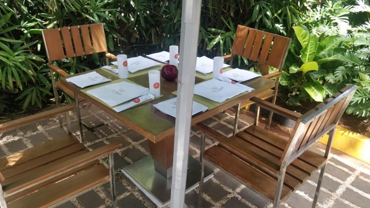 班加罗尔欢迎酒店 外观 照片 A patio set