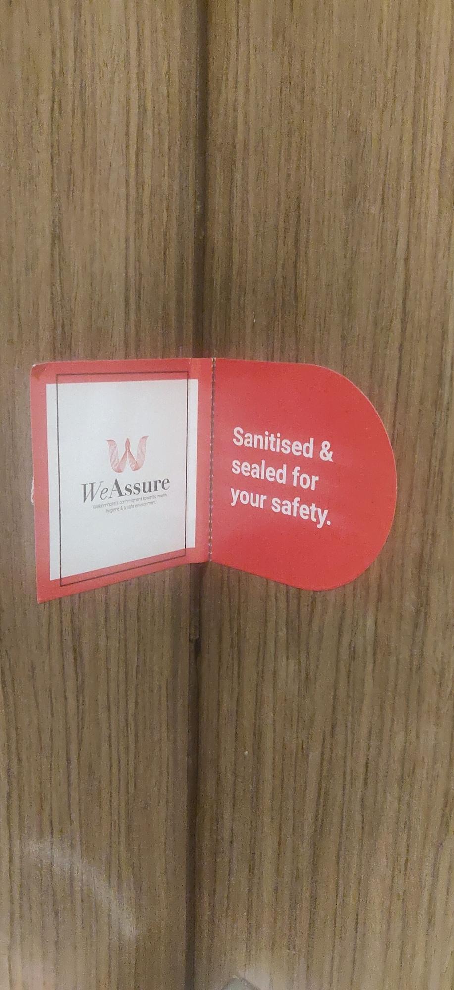 班加罗尔欢迎酒店 外观 照片 A We Assure sticker on a door