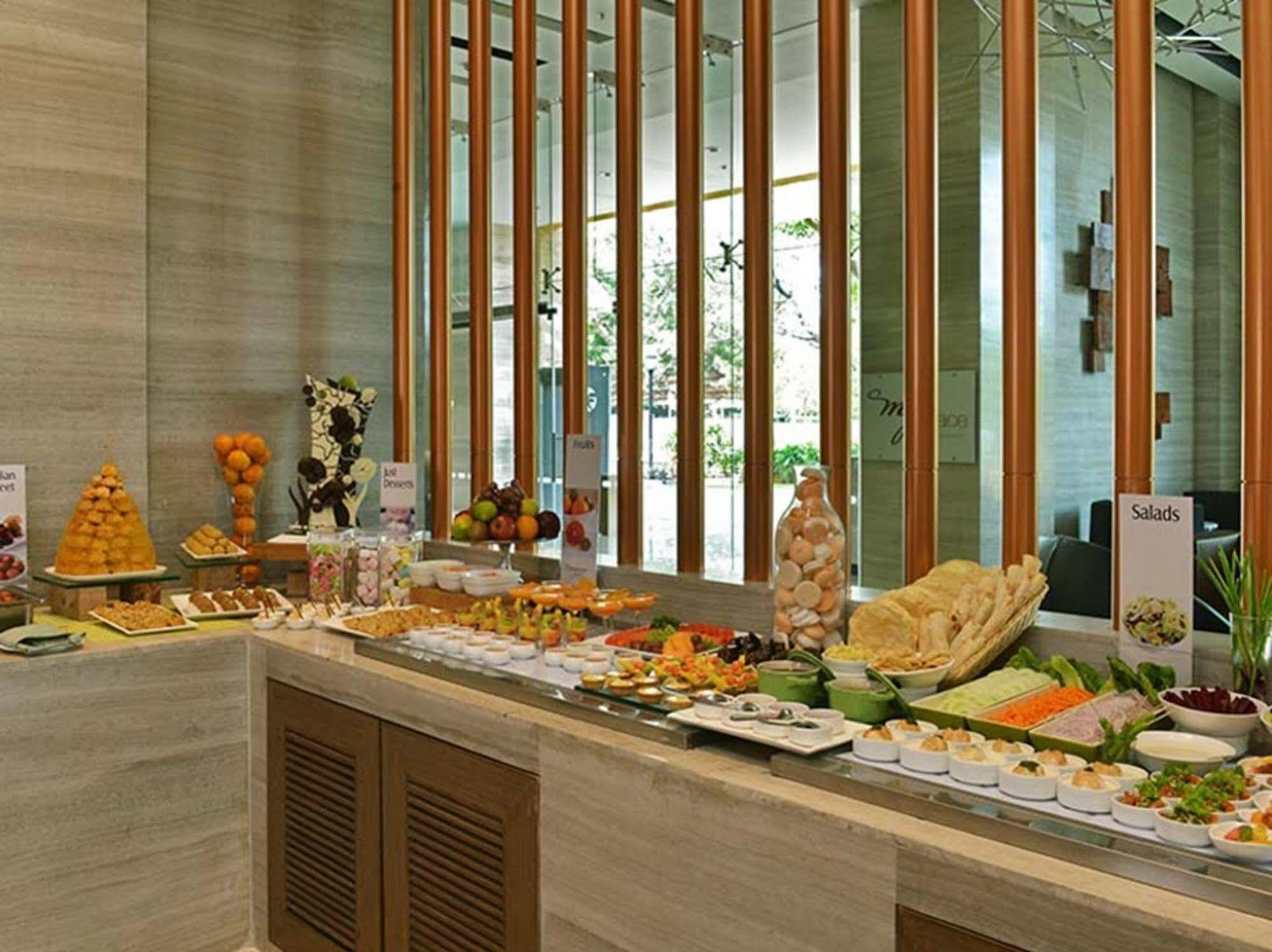 班加罗尔欢迎酒店 外观 照片 A buffet at a hotel