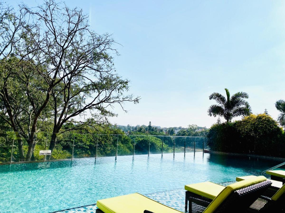 班加罗尔欢迎酒店 外观 照片 Infinity pool at the resort